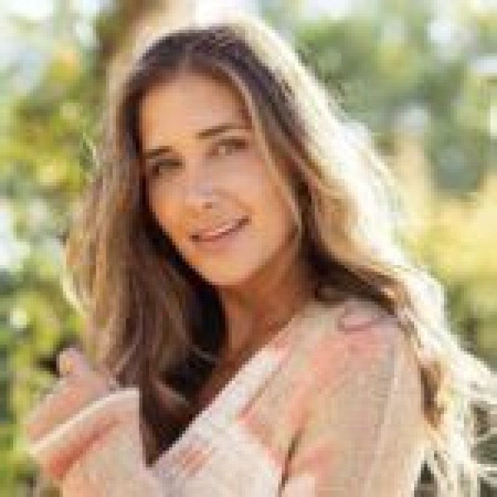 Alex Thomopoulos Wiki, Age, Husband, Boyfriend, Family