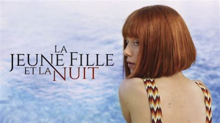 Jeune Fille Dans Une Valise