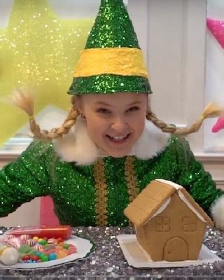 Watch: JoJo Siwa makes an epic gingerbread house!